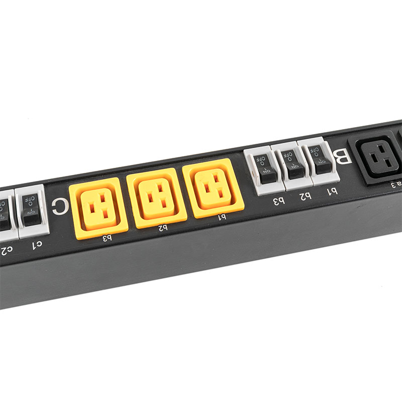 3-Phase 10-Outlet C13 C19 قواطع عمودية حماية من الحمل الزائد بتبديل الرف Pdu