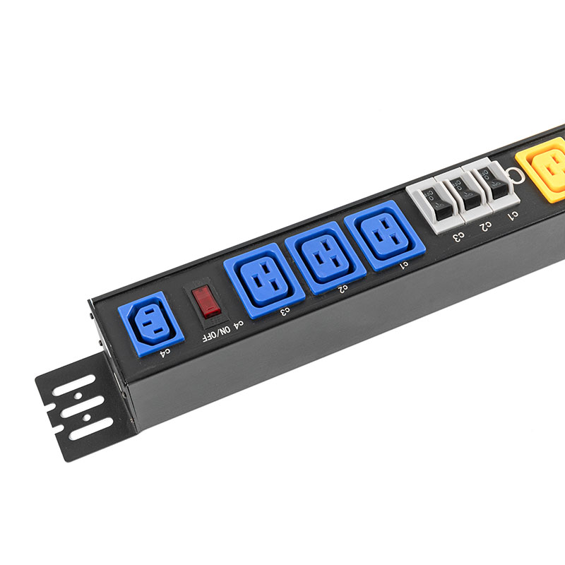 3-Phase 10-Outlet C13 C19 قواطع عمودية حماية من الحمل الزائد بتبديل الرف Pdu